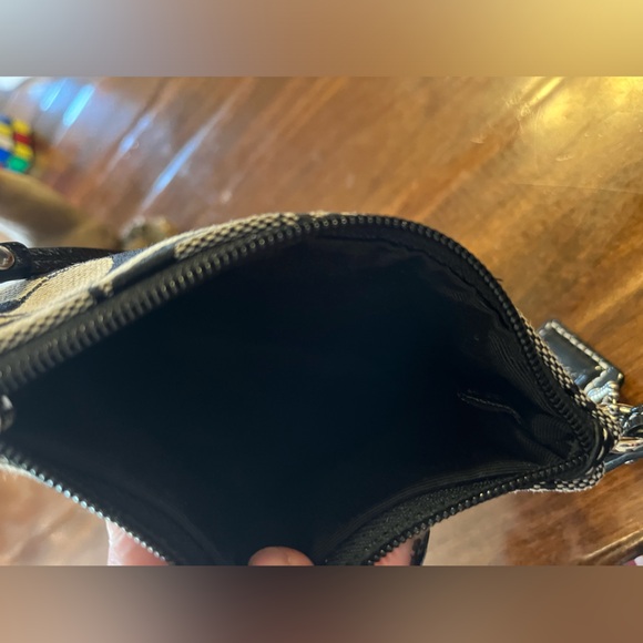 New w/out tags Coach wristlet - Picture 6 of 7